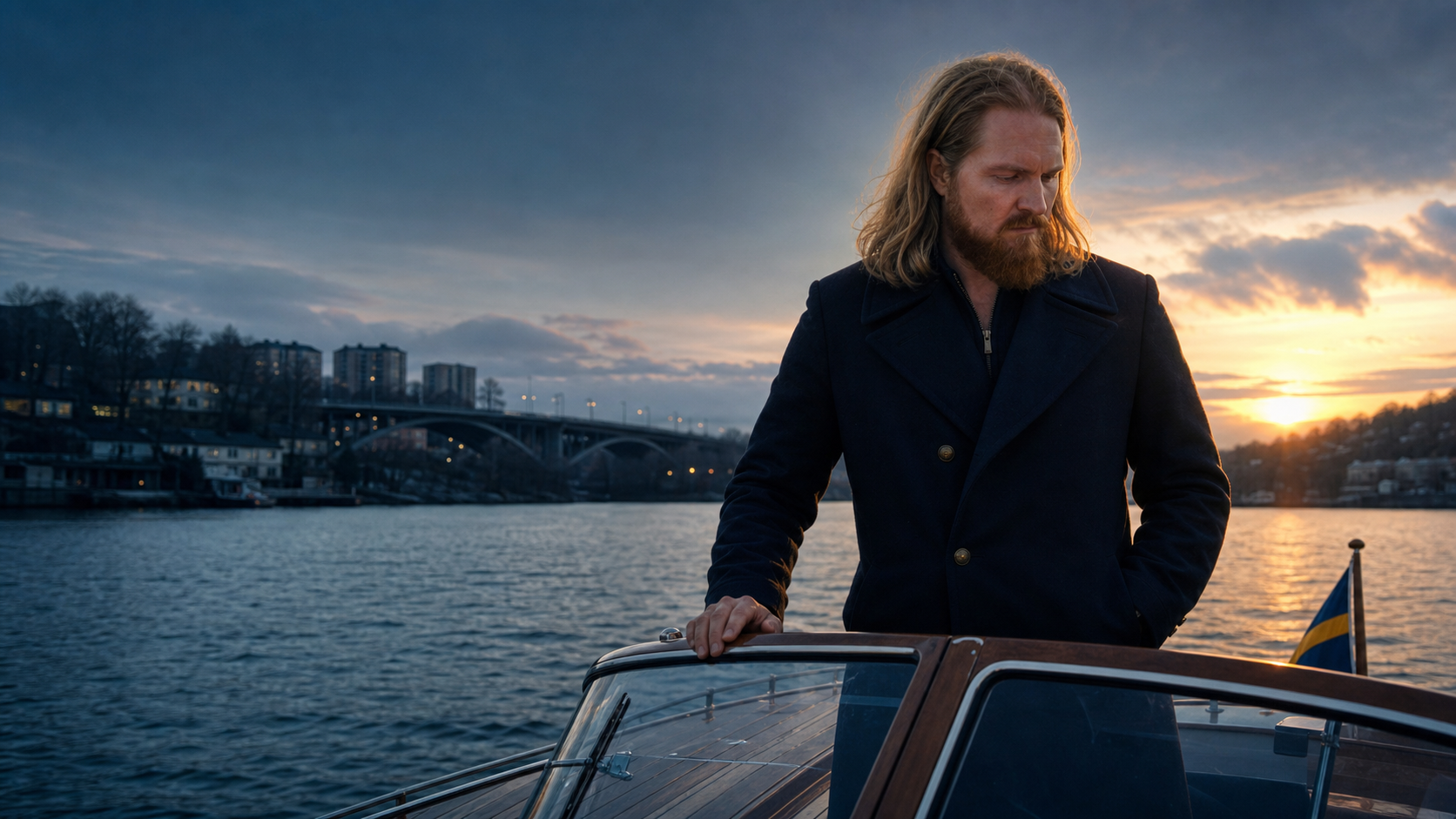 Simon Björk på en båt framför Stora Essingen